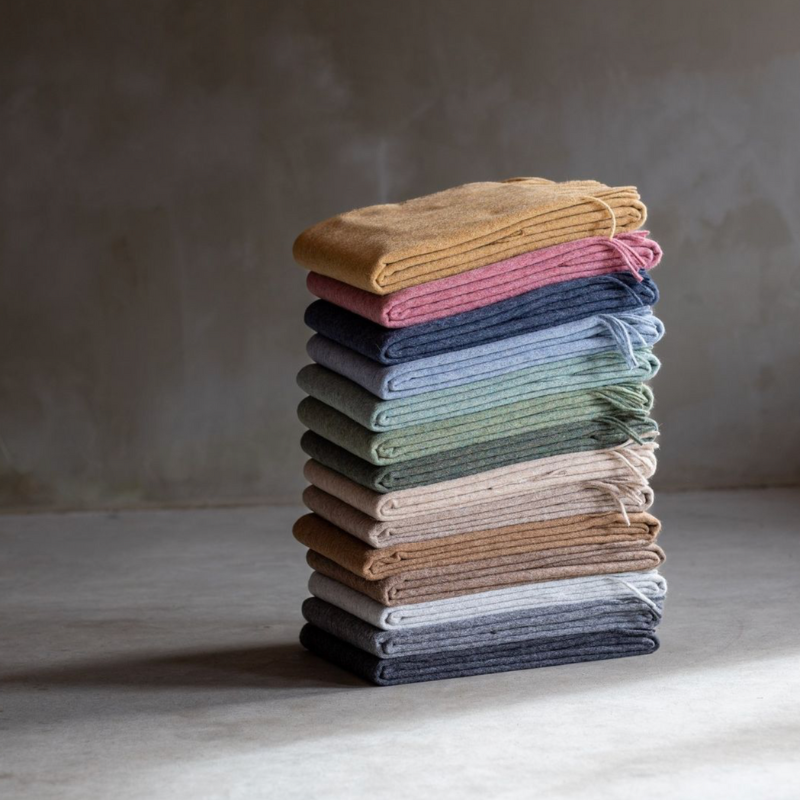 Grande pile de plaid laine alpaga en une grande variétés de couleurs différentes