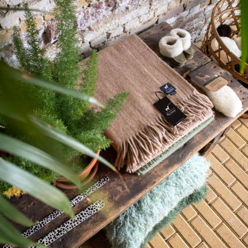 Plaid laine polaire sur une table en bois