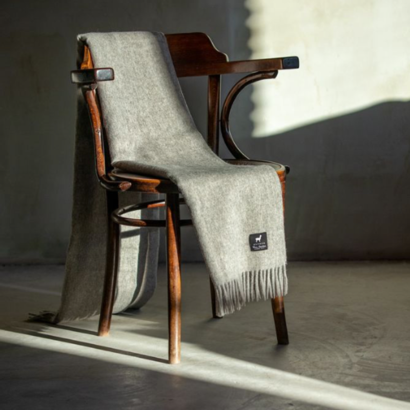 Plaid laine alpaga gris posé sur une chaise