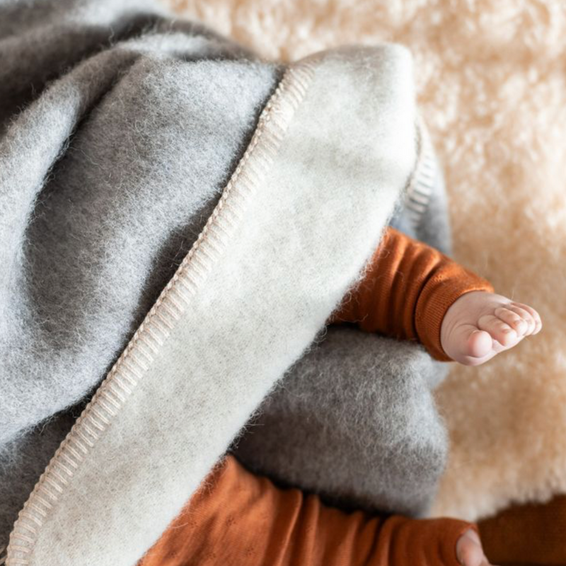 un pied qui dépasse du Plaid laine bebe