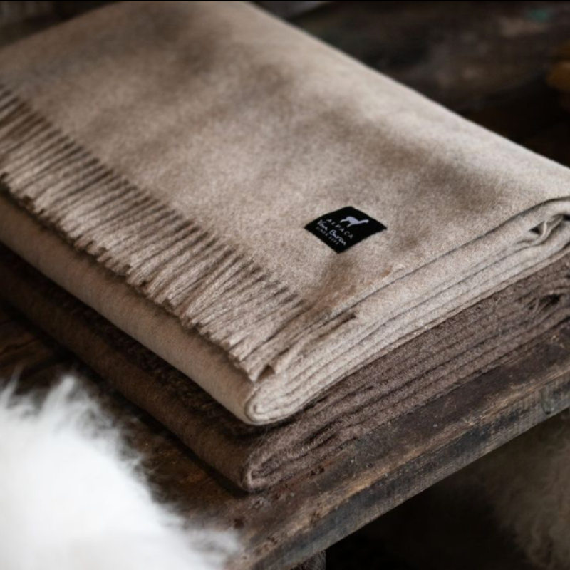 2 Plaid laine polaire plié et posé l'un sur l'autre