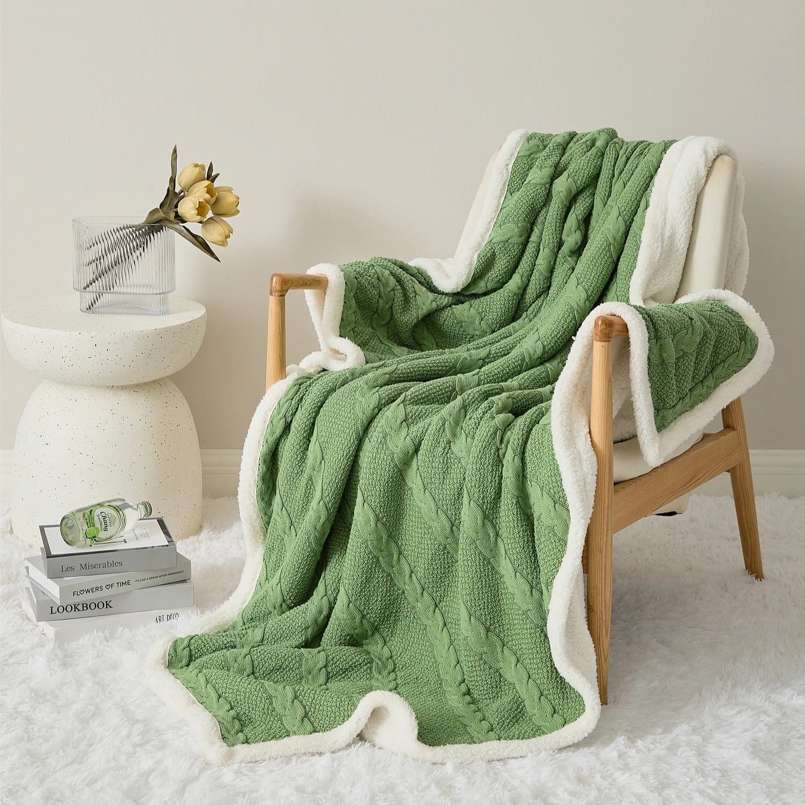 Plaid doux vert sur fauteuil