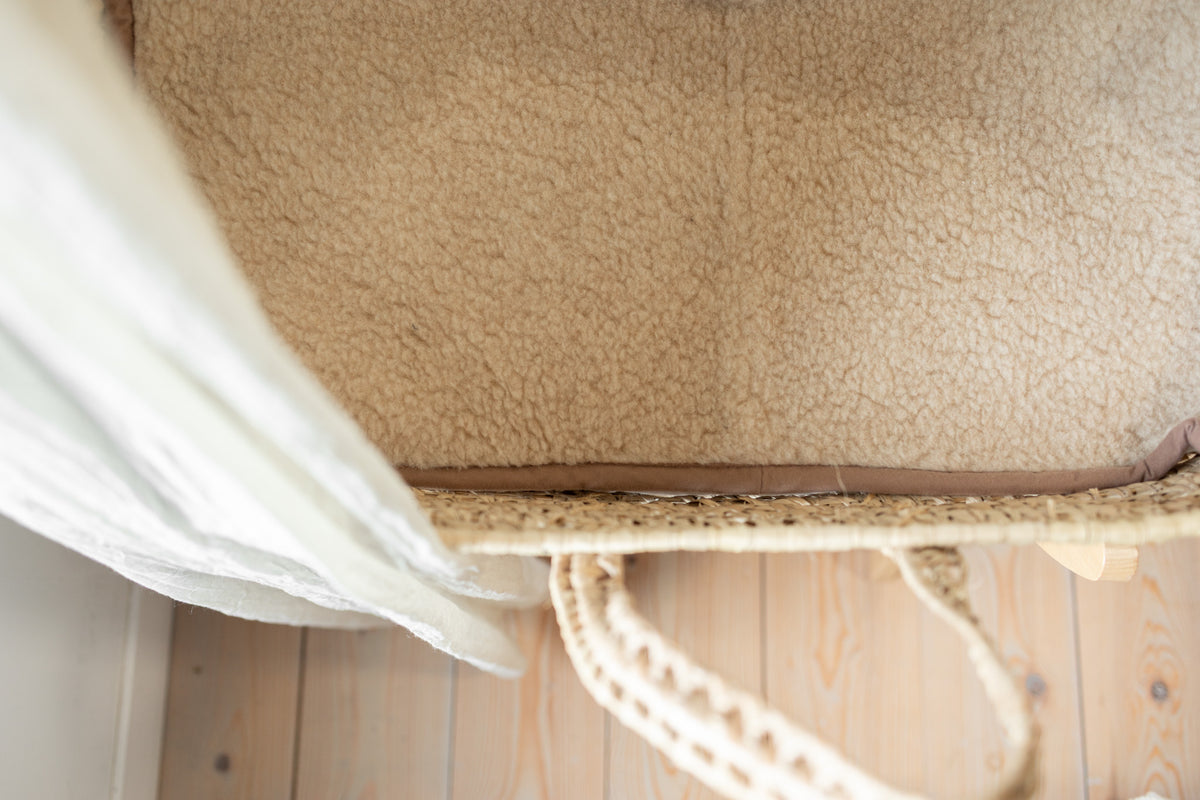 Surmatelas en laine pour berceau et poussette beige, détail dans le couffin