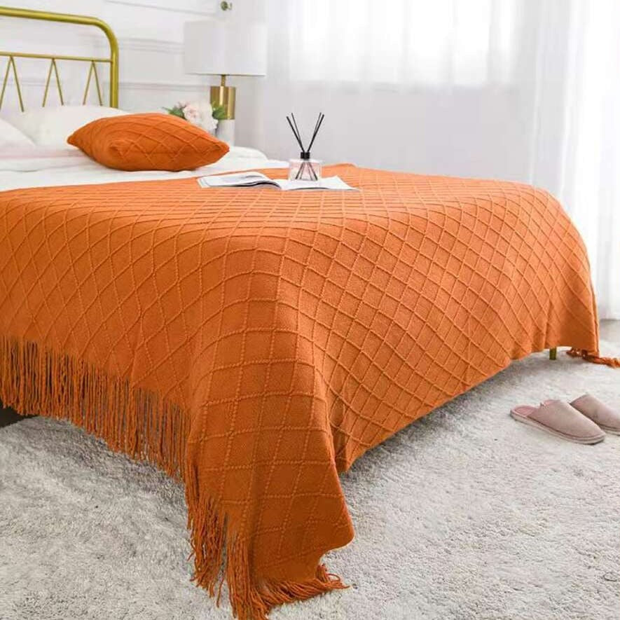 Plaid doux terracotta sur un lit