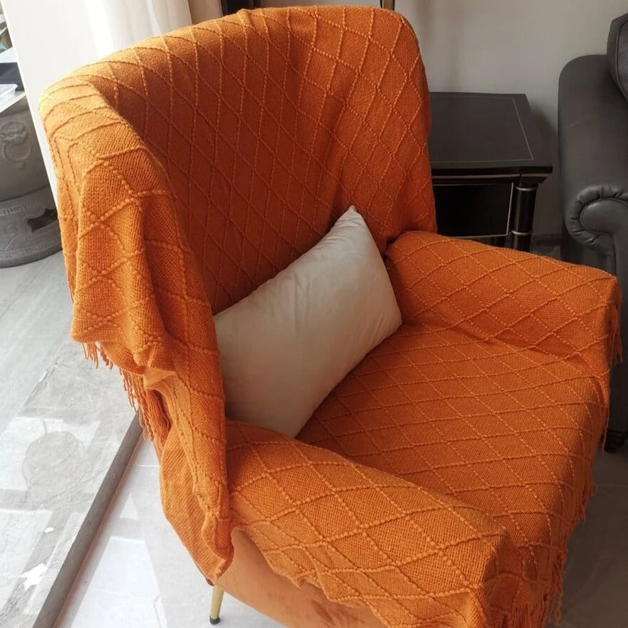 Plaid doux terracotta sur un fauteuil