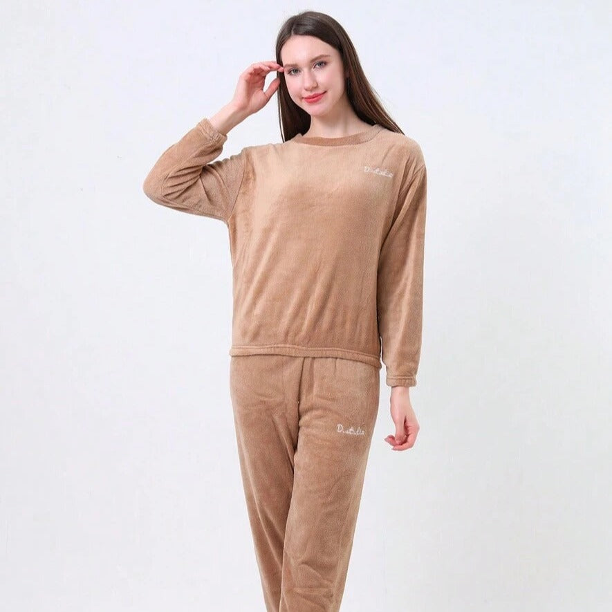 femme portant un Pyjama plaid velours marron