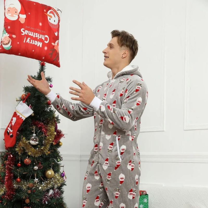 homme portant le Pyjama plaid homme à capuche - Gris père noël en train de jeter en l'air un coussin rouge de noël