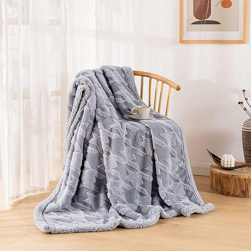 Plaid cocooning gris motif géométrique