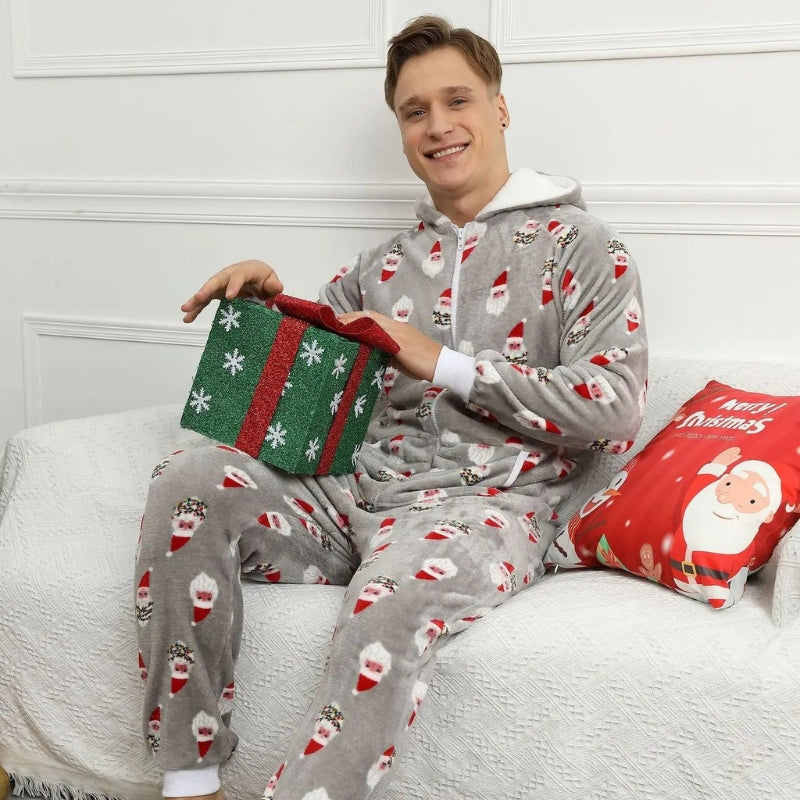  homme portant le Pyjama plaid homme à capuche - Gris père noël assis sur un canapé avec un cadeau dans les mains