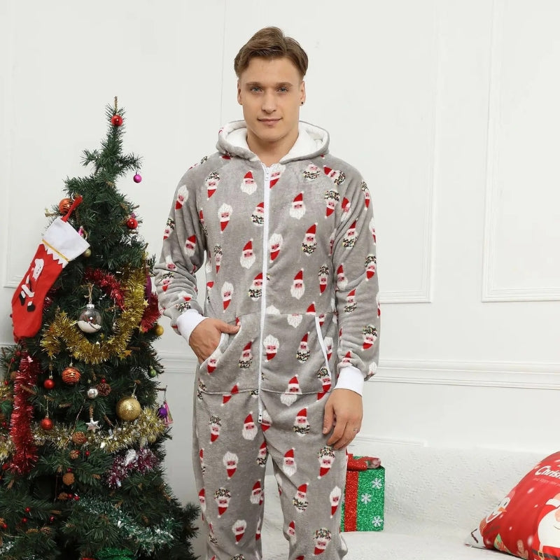 homme portant le Pyjama plaid homme à capuche - Gris père noël à coté d'un sapin de noël