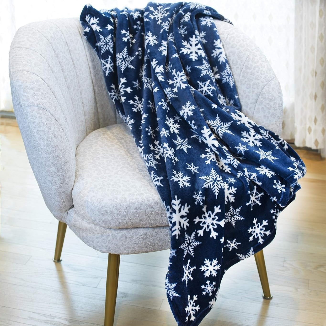 Fauteuil décoré d'un plaid de noël bleu