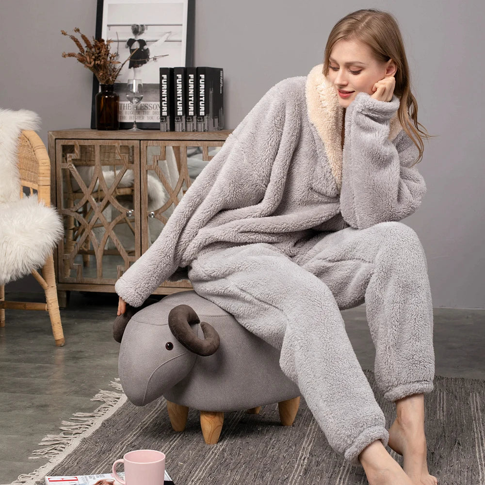 femme portant un Pyjama plaid polaire qui est assise sur un tabouret en forme d'animal 