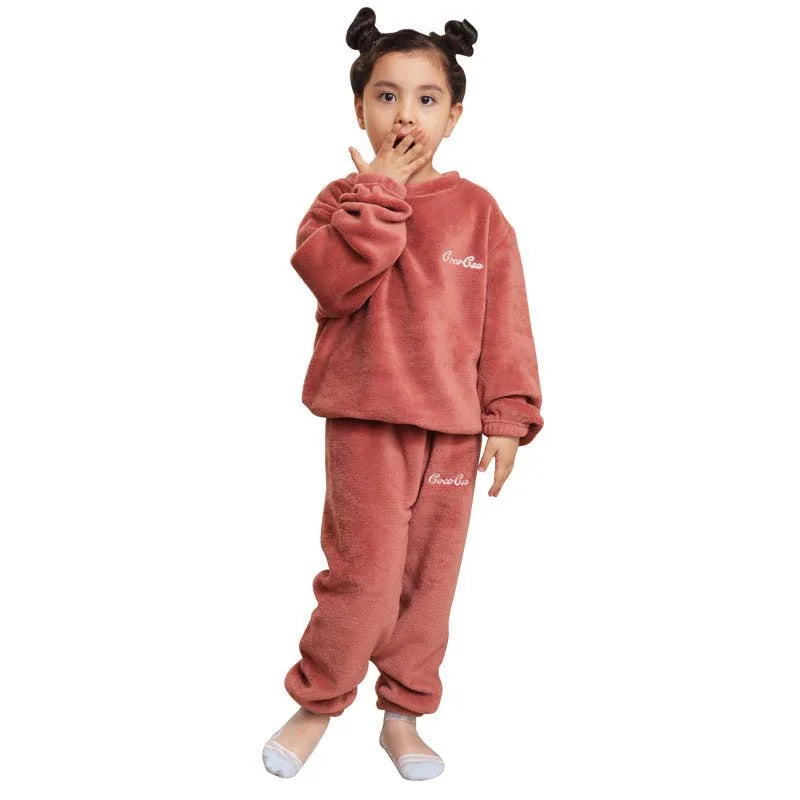 Petite fille portant un Pyjama plaid couleur Terracotta