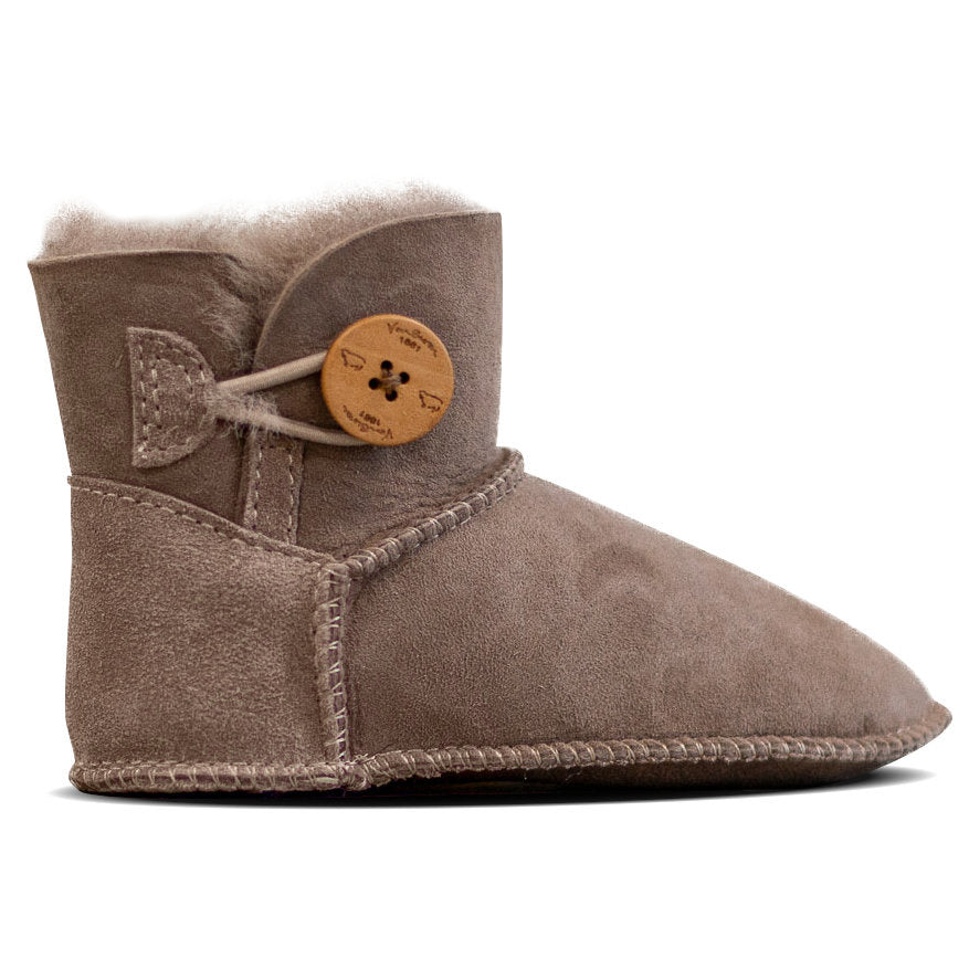 Chaussons enfant en peau d'agneau taupe, vu de profil, patte de fermeture et laine au revers