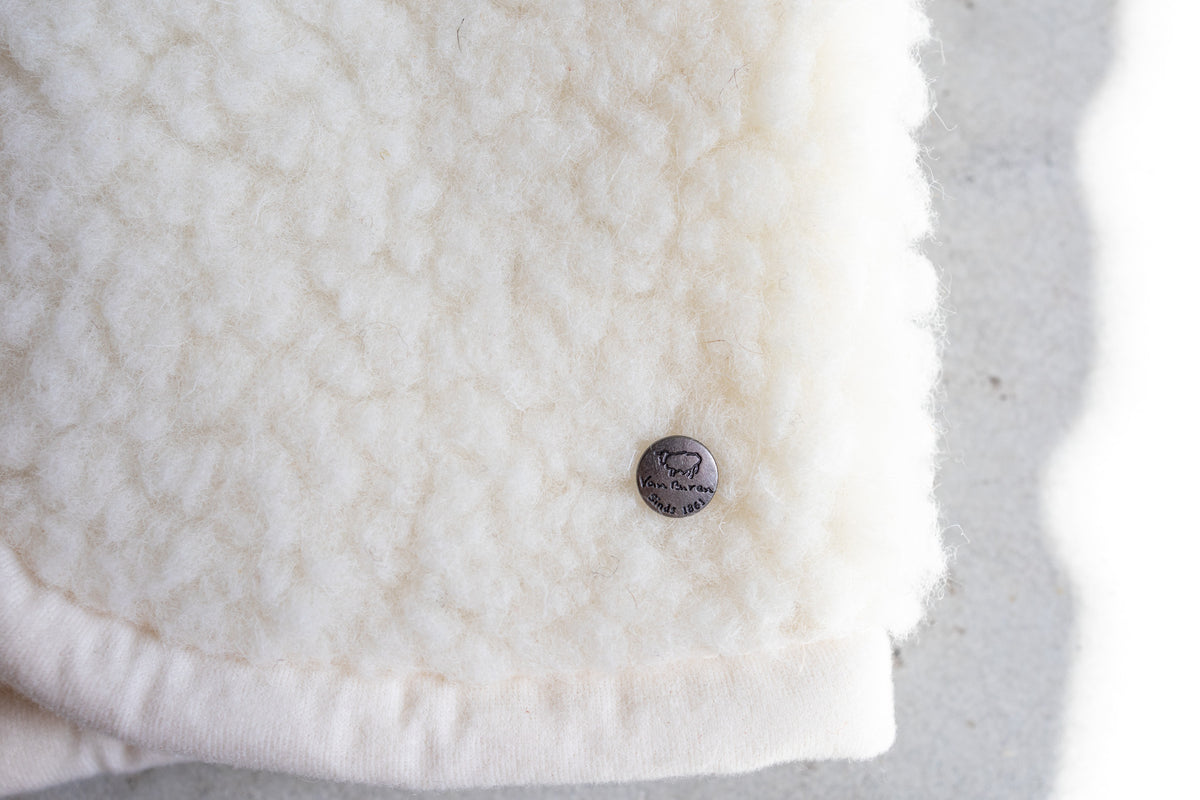 Gilet sans manches en laine pour enfant blanc cassé, détail de la laine bouclée