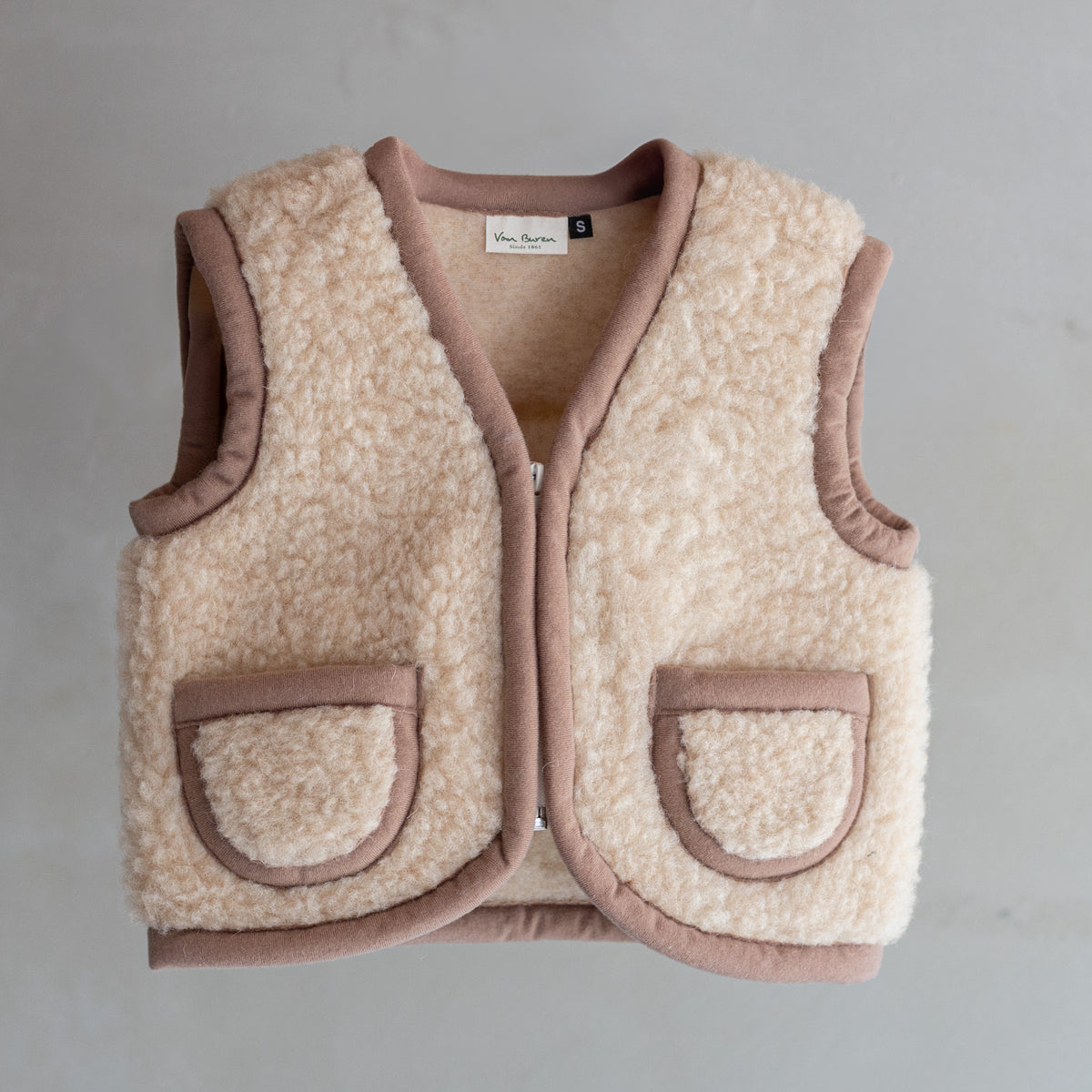 Gilet sans manches en laine pour enfant camel, vu de face, fermeture éclair et poches