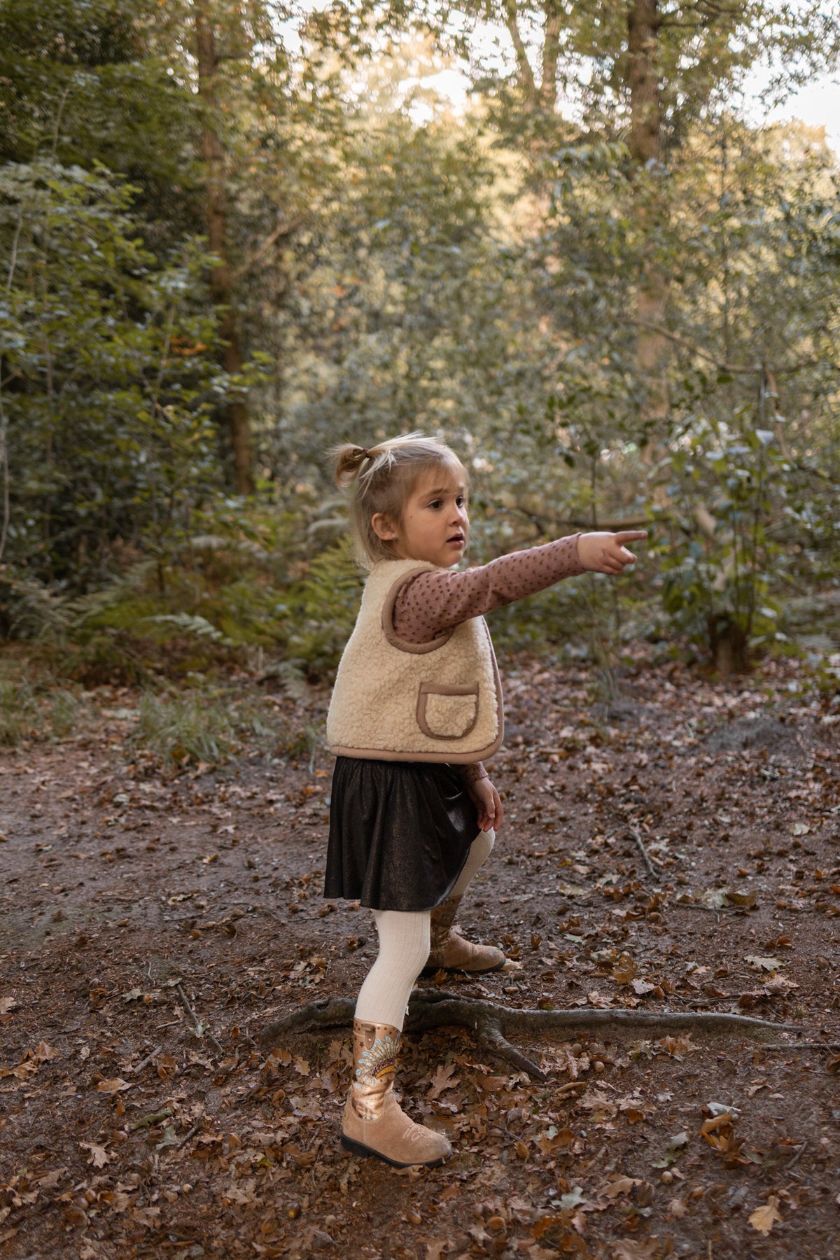 Gilet sans manches en laine pour enfant camel, porté en forêt
