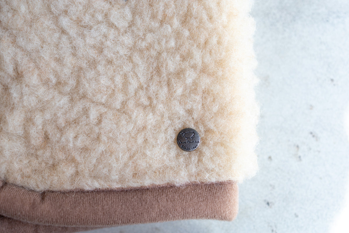 Gilet sans manches en laine pour enfant camel, détail de la laine bouclée