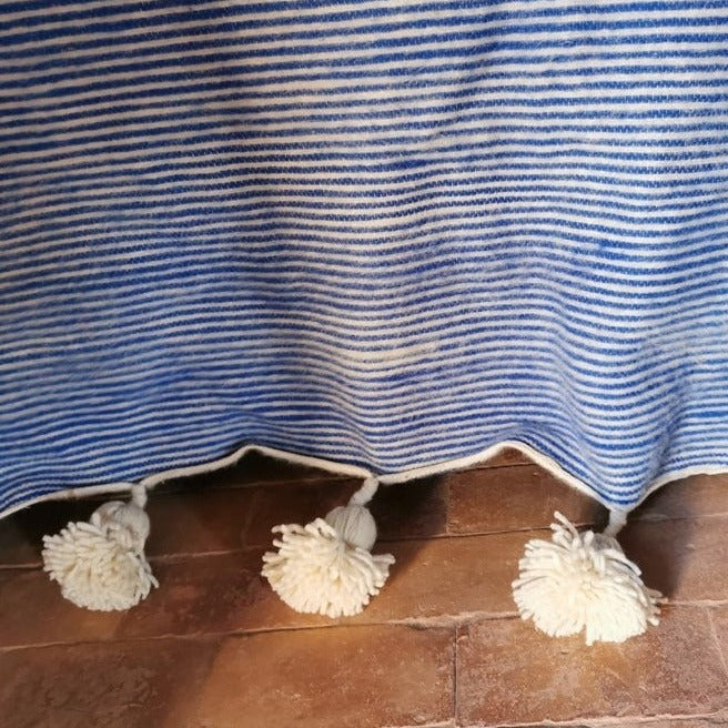 Plaid canapé berbère : vue de 3 pompoms blanc