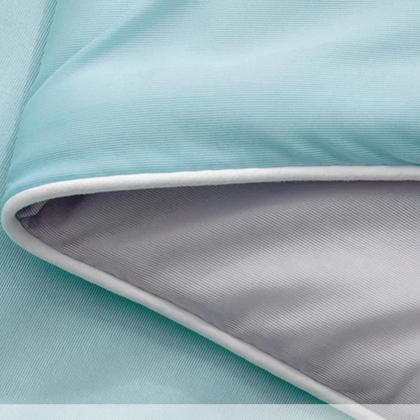 Gros plan sur le tissu du plaid rafraîchissant bleu, face satinée et doublure grise